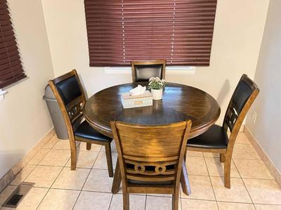 Home in the Heart of Dearborn, Beautiful Queen Beds, Multiple TVs