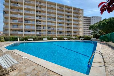 Apartamento con piscina junto a la playa