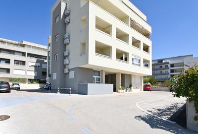 Apartment TRI MASLINE with seaview
