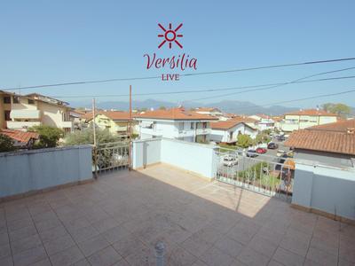 Detached two-level house with private habitable terrace