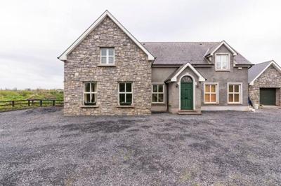 Ballinasloe Guest House in the Heart of the Country