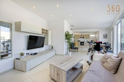 Lovely penthouse with private BBQ & WIFI in GZIRA BY 360 Estates