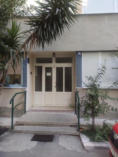 GREEN DOOR