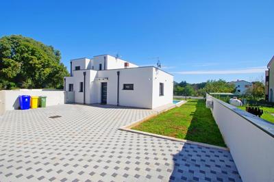 Holiday house with private pool in village Šišan