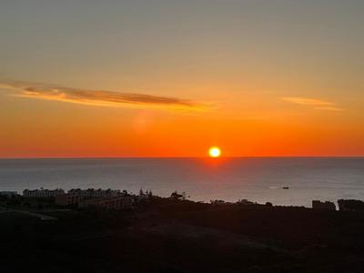 Scenic Sea, Mountain & City View Holiday Apartment - Sea, Mountains and City Right in Front