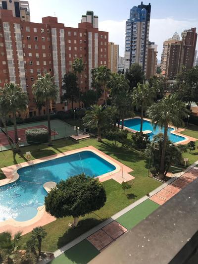 Benidorm apartamento recién reformado cerca de la playa con dos piscinas y pista de tenis.