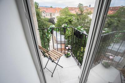 Bright and Modern Triplex with balcony