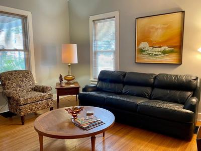 Comfy Crib - Lovely One Bedroom Village Apartment with Free On Site Parking