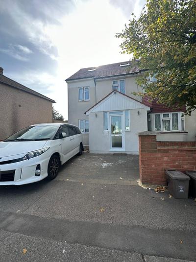 Luxury Ensuite Studio In Crayford Dartford Bexley London With Full Kitchen And Side Garden Alleyway Entrance