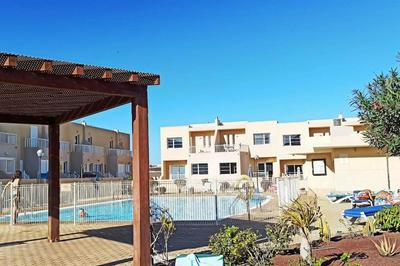 Dúplex con piscina climatizada.