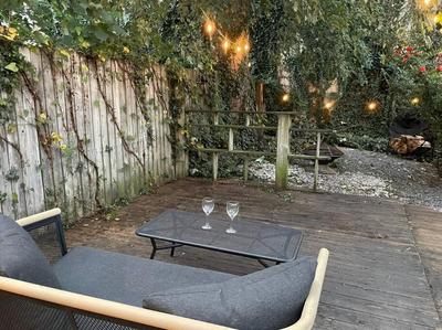 3 minutes to downtown w/Patio, Art, Fire Pit, BBQ