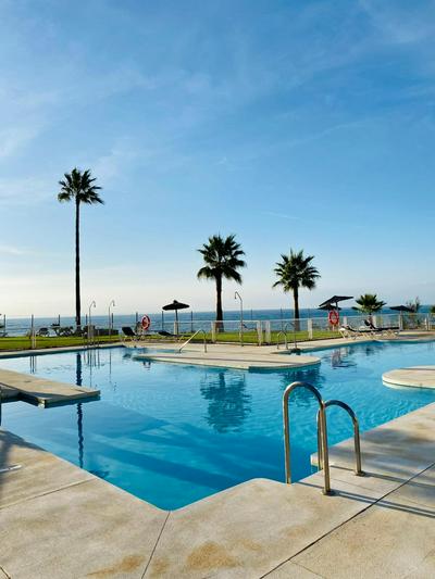 Sunshine beach front complex, WiFi, modern