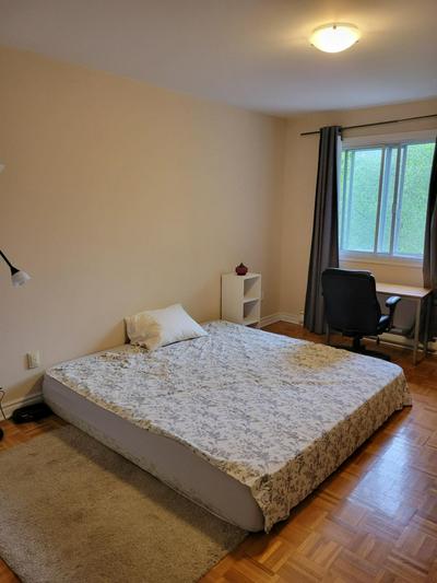 Large and quiet room with king size bed