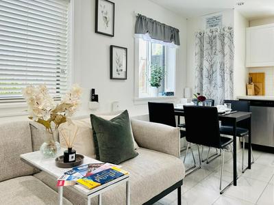 2BR Laneway Suite - Oakridge - Free Parking & Pets Welcome
