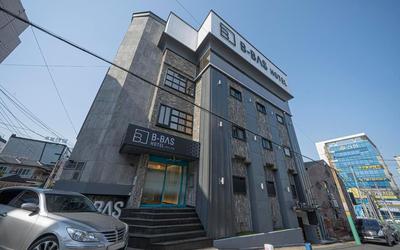 B-Bas Hotel