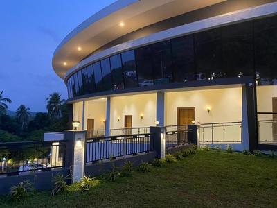 Royal Holidays & Stays