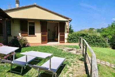 ISA-Chalet Elena in Montescudaio, with air conditioning, on the ground floor with fenced garden