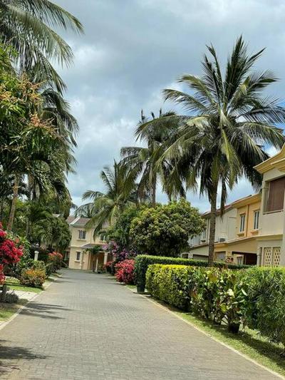 Elegant villa with direct access to the beach