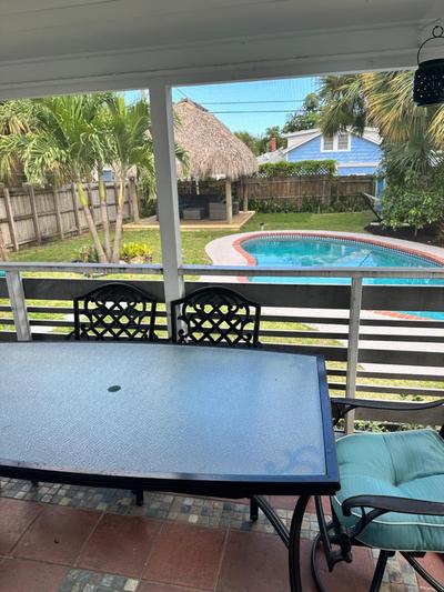 The Peacock Bungalow- Heated Pool & Jacuzzi- 5 min to beach!
