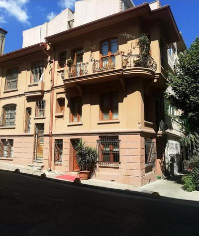 No 1 House By Valence