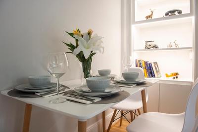 Two Bed Stylish Apartment in Heart of West End