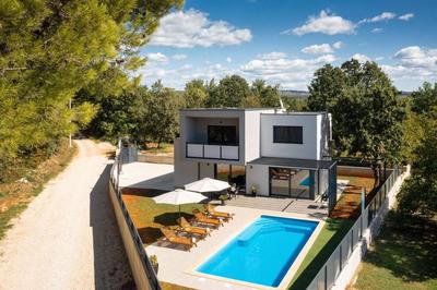 Modern villa Eva with pool and 2 bedrooms in Tar