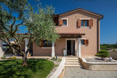 Activity villa Gita with pool and grill in Tinjan
