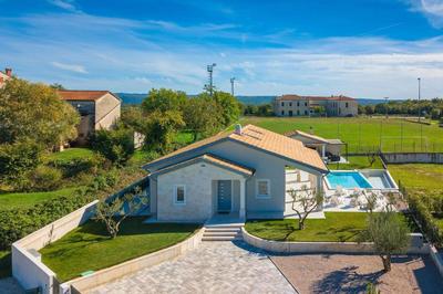 Villa Civitan with infinity pool in Novigrad
