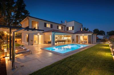 Modern villa Blagdan with pool in Porec