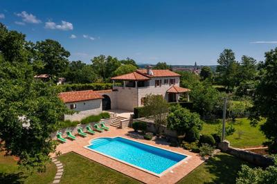 Rustic villa Catarina with pool in Tinjan