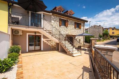 Villa Casa Darija with pool and grill in Novigrad