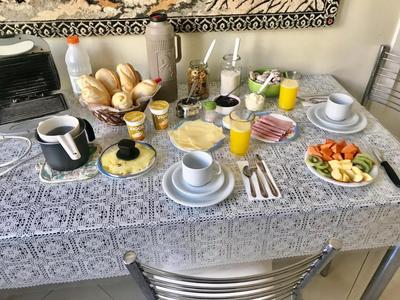 2 Camas de Solteiro Ar Quente Frio Frigobar Smart TV e Café da Manhã não tem garagem