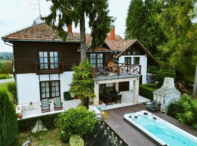 Villa Wolf Castle - vanjski grijani bazen