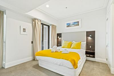 Sunlit Corner Apartment w/ Harbour Views