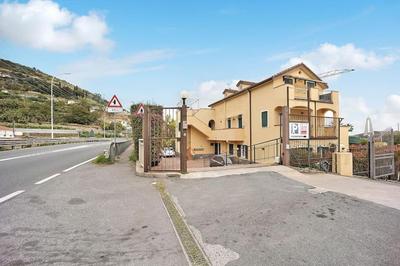 B179 - Riva appartamento con giardino