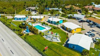 2 Bed Cottage with Pool, Close to Beach! BBQ Grills & Patio