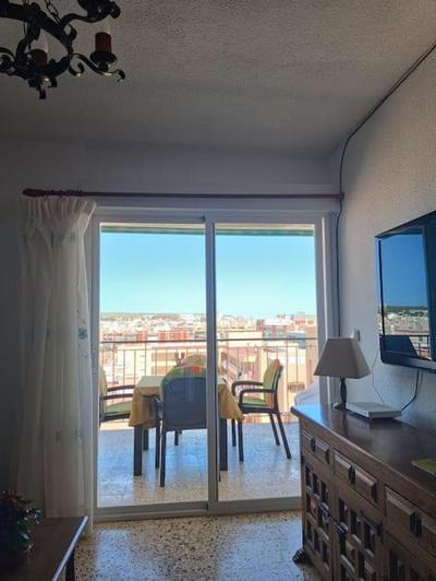 Al lado de Barcos y Gran Playa.