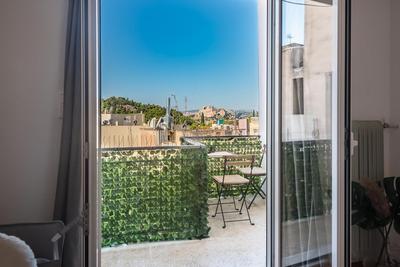 Acropolis View Apt: Cozy Stay in Athens