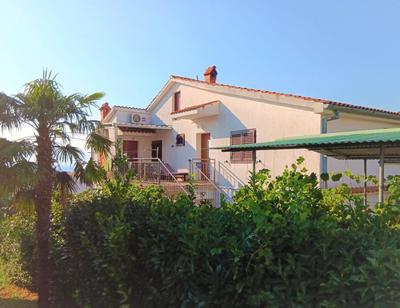 Apartments Malenica, Njivice, Croatia, 200 m from the sea