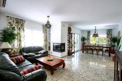 Newly furnished cozy house next to the beach