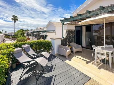 Modern Oasis with Sun & Style 3 Pools AC WiFi