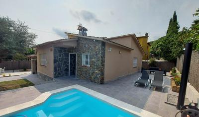 Cerca de Barcelona, y entre tres Parques Naturales, casa de 4 habitaciones y 2 baños con piscina, barbacoa y chimenea