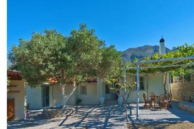 Secreto Holiday House with 2000sqm garden