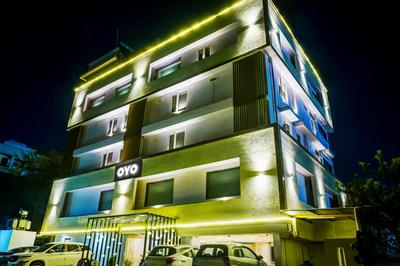 Super OYO Townhouse 1199 Hotel Dev's Inn by CJ