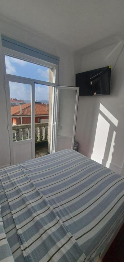 Habitación pequeña con balcon