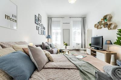 Sun-splashed Retreat in the Heart of a Vibrant Quarter