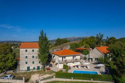 Hacienda Sylvia - secluded 4-bedroom villa with 45sqm heated pool