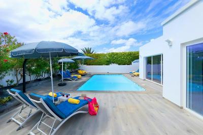 Luxury Puerto del Carmen Villa - 5 Bedrooms - Villa Kalina - Pool Table - Newly Refurbished
