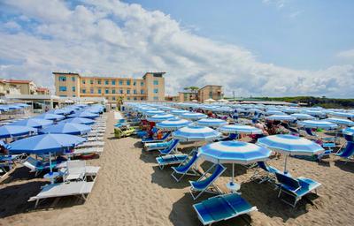 ISA-Family room in hotel with swimming pool in Marina di Cecina, just 10 meters from the sea
