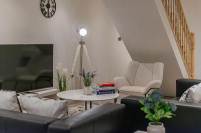 Stylish Two Bedroom Apartment by Central London with Garden